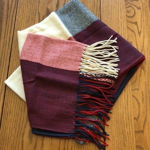 Wander Agio Women’s fashion scarf.